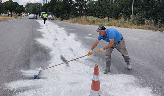 Kütahya'da yola dökülen yağ kazalara neden oldu