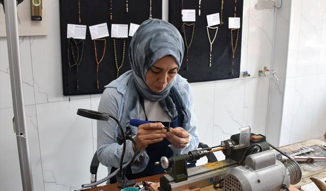 Afyonkarahisar'da tespihleri sanat eserine dönüştürüyor