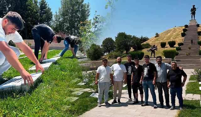 Kütahya Dumlupınar Şehitliği’ndeki mezar taşlarını yenilediler