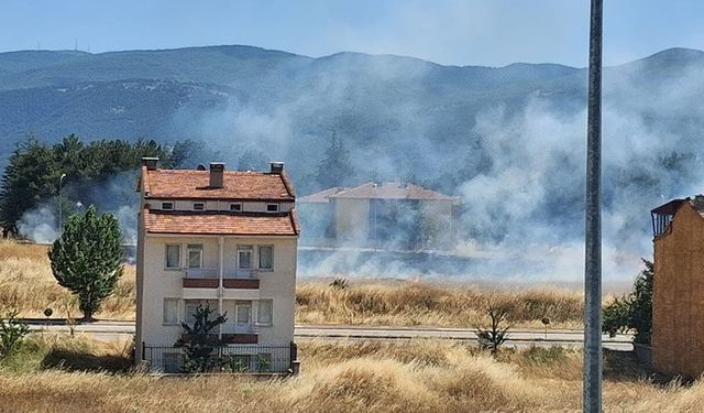 Kütahya Yoncalı'da ot yangını ekipleri alarma geçirdi