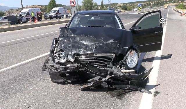 Kütahya'da 2 otomobil çarpıştı, ölü ve yaralılar var
