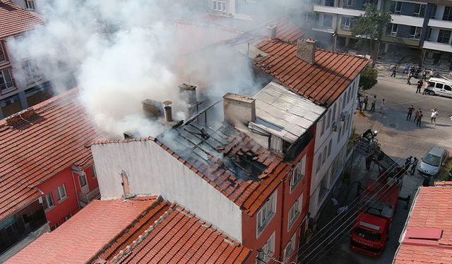 Kütahya’da bir binanın çatısında yangın çıktı