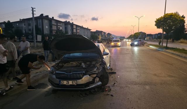 Kütahya’da iki otomobil çarpıştı, sürücü yaralı
