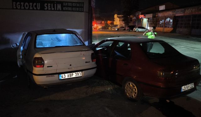 Kütahya’da iki otomobil çarpıştı, sürücüler yaralı