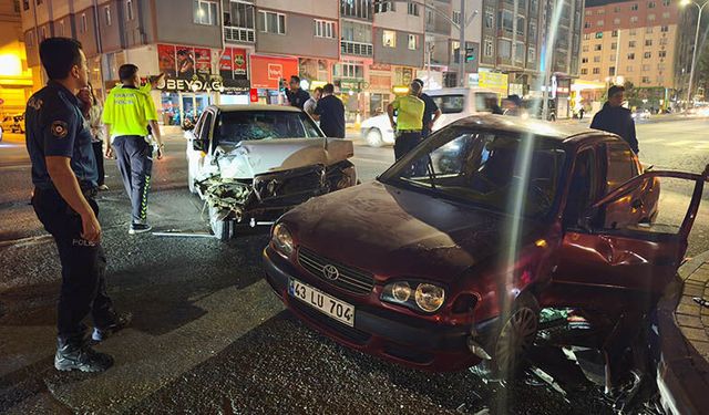 Kütahya’da iki otomobil çarpıştı, sürücüler yaralı