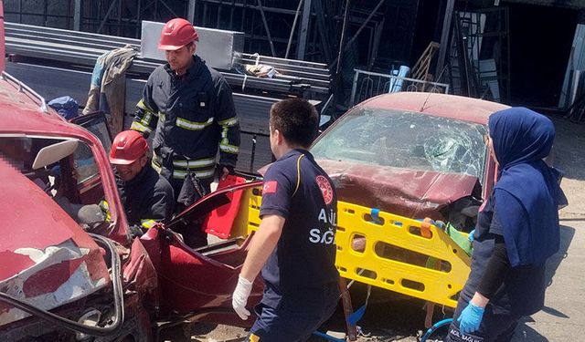 Kütahya'da iki otomobil kafa kafaya çarpıştı, ölü ve yaralı var