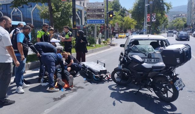 Kütahya’da motosiklet otomobile çarptı, sürücü yaralı