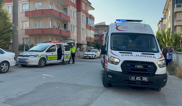 Kütahya’da otomobil elektrikli bisiklete çarptı, 2 yaralı