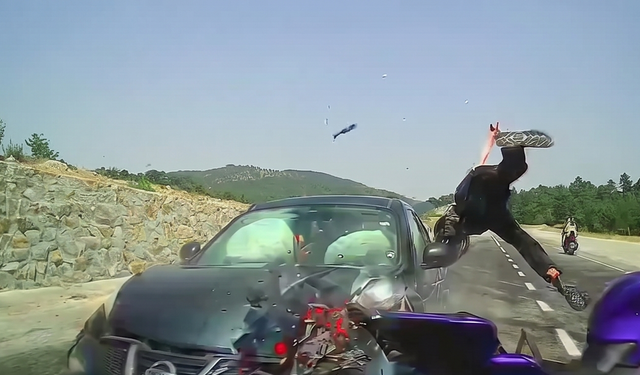 Kütahya'da otomobilin motosiklete çarpma anı araç kamerasında