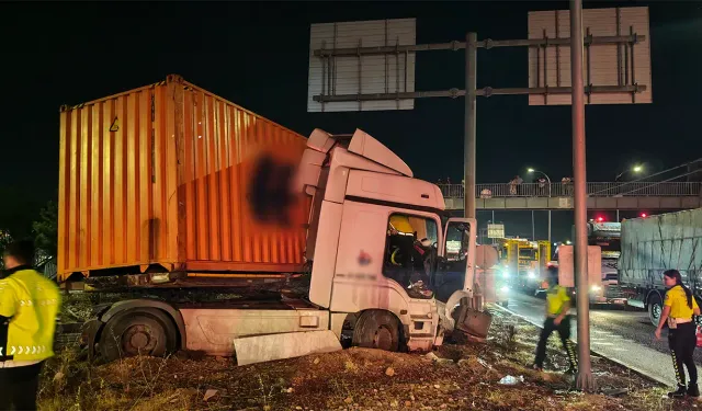 Kütahya’da tır refüje çarptı, sürücü yaralı