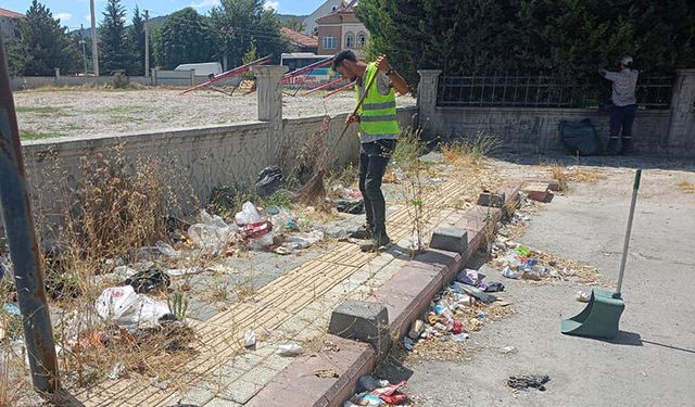 Kütahya’da Zafer Kalkınma Ajansı çevresinde temizlik çalışması