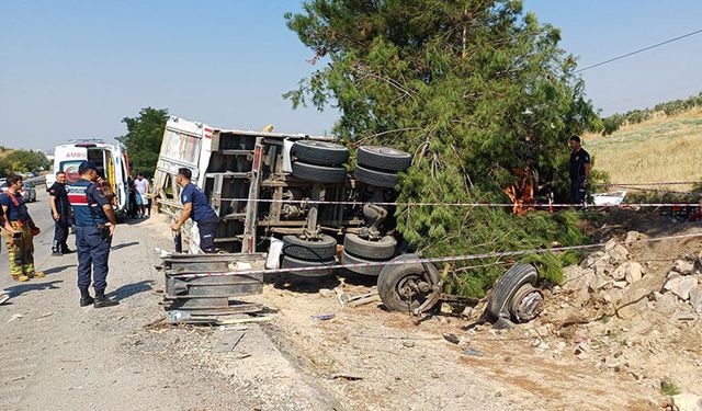Manisa'da yolcu otobüsü kamyona çarptı: 1 ölü, 7 yaralı