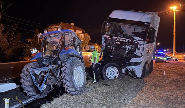 Uşak'ta tırla traktör çarpıştı ölü ve yaralılar var