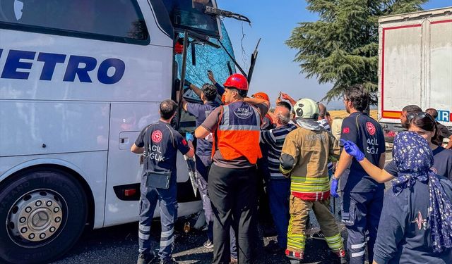 Uşak'ta yolcu otobüsü kamyona çarptı: 8 yaralı