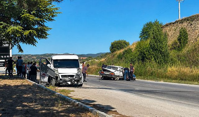Kütahya'da oto kurtarıcı ile otomobil çarpıştı, ölü ve yaralılar var