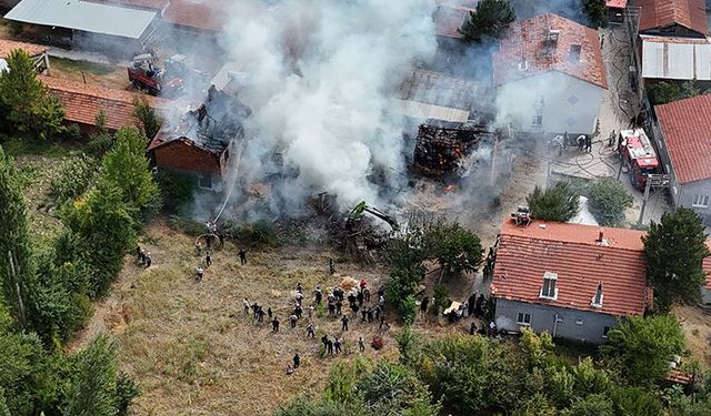 Kütahya’da çıkan yangında ev, ahır ve samanlık kül oldu
