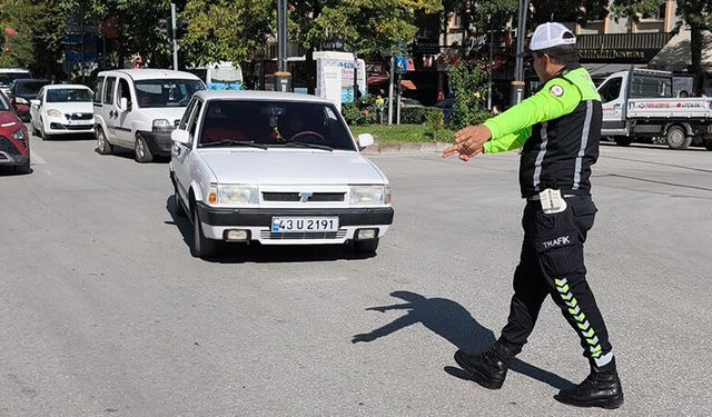 Kütahya’da ehliyetsiz sürücü akıllanmadı, yine yakalandı