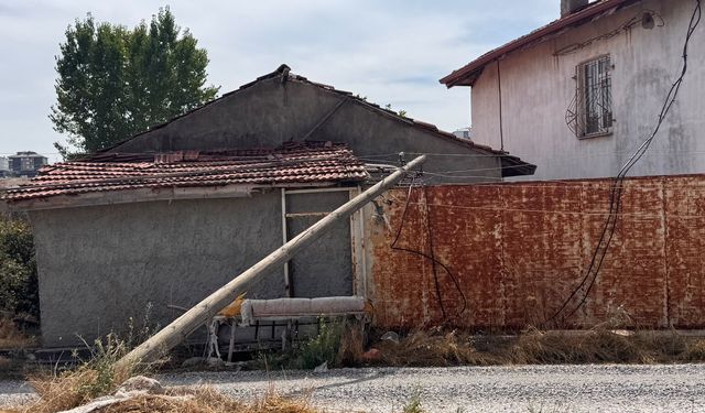 Kütahya’da elektrik direği evin üstüne devrildi