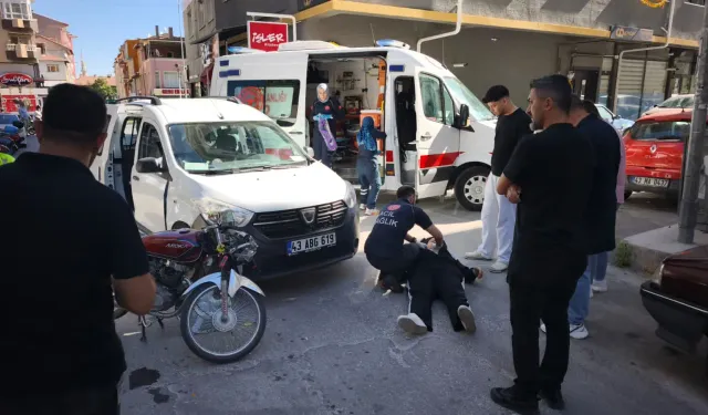 Kütahya’da hafif ticari araç motosikletle çarpıştı