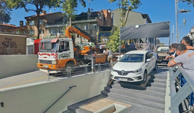 Kütahya'da ilginç kaza, otopark sandı, merdivenlere girdi!
