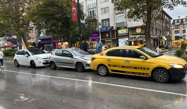 Kütahya'da zincirleme kaza: Üç araç birbirine girdi