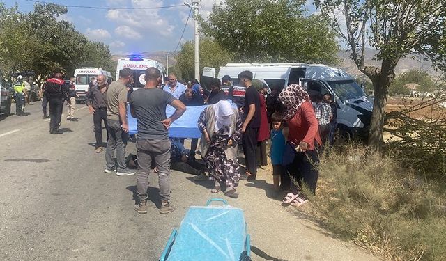 Manisa’da işçileri taşıyan servis ağaca çarptı: 14 yaralı