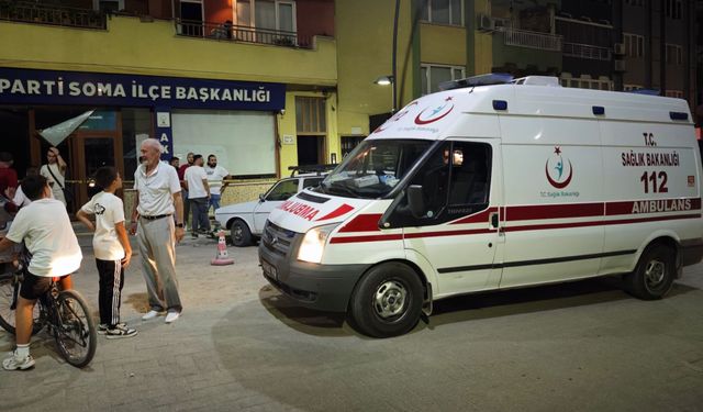 Manisa'da kontrolden çıkan otomobil parti binasına girdi