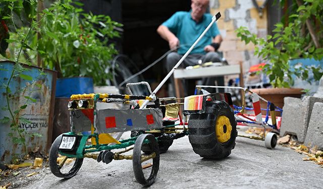 Manisalı Ali Rıza dede çocuklar için tel araba yapıyor
