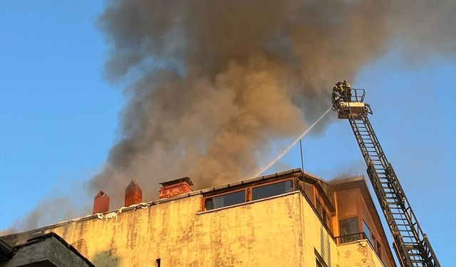 Uşak’ta  apartmanın çatısı alevlere teslim oldu