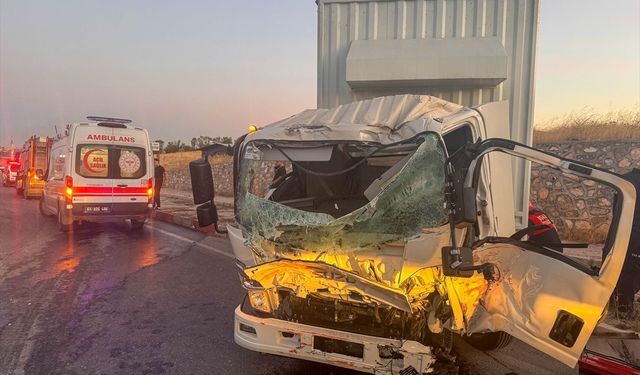 Uşak’ta itfaiye  ile kamyon çarpıştı: 1 ölü, 2 yaralı