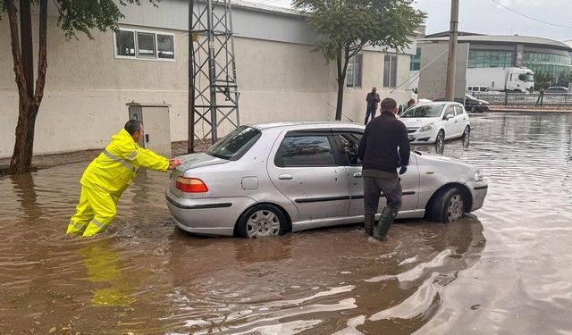 Uşak’ta sağanak ve dolu yolları kapattı