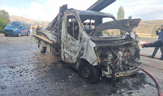 Afyonkarahisar’da seyir halindeki kamyonet yandı