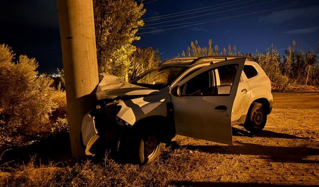Aydın’da otomobil elektrik direğine çarptı: 2 yaralı