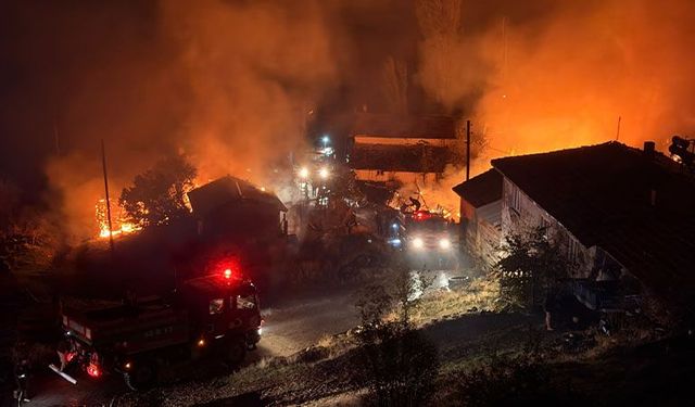 Kütahya'da büyük yangın, 6 samanlık ve 1 ahır kül oldu