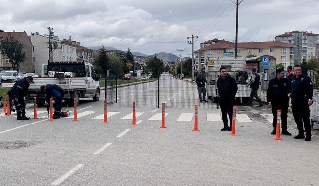 Kütahya'da bir cadde mahkeme kararıyla geçişlere kapatıldı