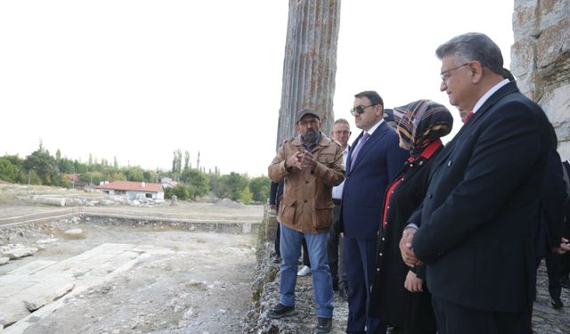 Kütahya Valisi Işın, Aizanoi Antik Kenti'ni inceledi