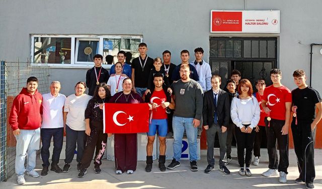 Kütahya'da Cumhuriyet Kupası halter müsabakaları tamamlandı