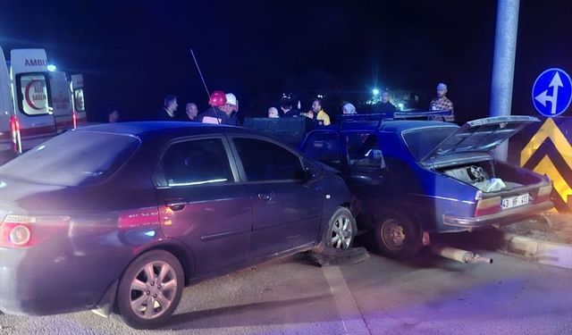 Kütahya’da iki otomobil çarpıştı, 3 yaralı