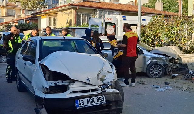 Kütahya’da iki otomobil çarpıştı, yaralılar var