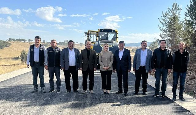 Kütahya'da köy yollarında sıcak asfalt çalışmaları devam ediyor