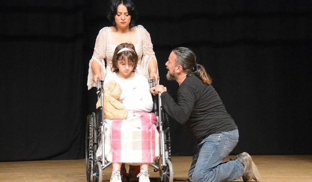 Kütahya'da "Madalyasız Kahraman"  oyunu seyirci ile buluştu
