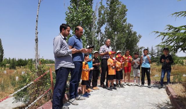 Aslanapa Yaz Kur'an Kursu öğrencilerinden şehitlik ziyareti