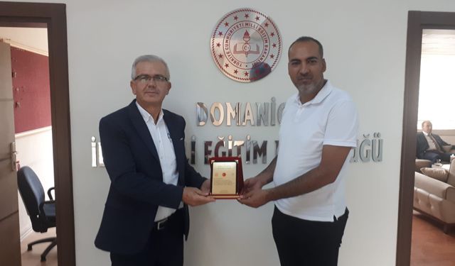 Domaniç şube müdürüne plaket sunuldu