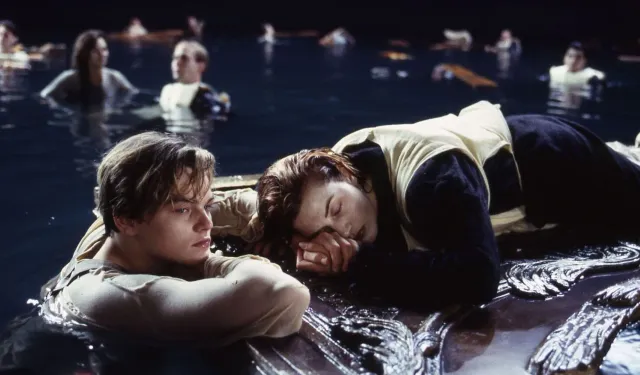 Titanic'te Rose'u hayatta tutan kapı rekor fiyata satıldı