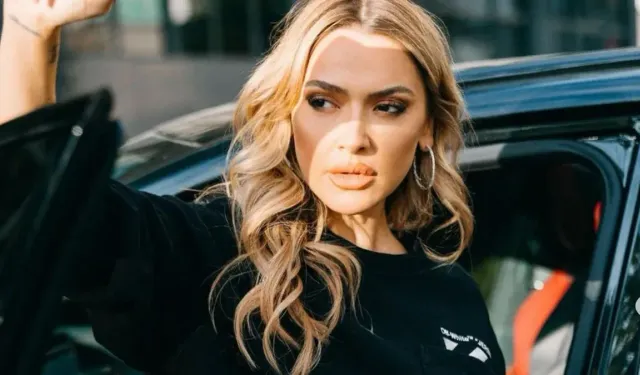 Hadise, annesinin yanında bayramı kutluyor