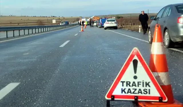 Afyonkarahisar'da iki otomobil çarpıştı, 3 yaralı