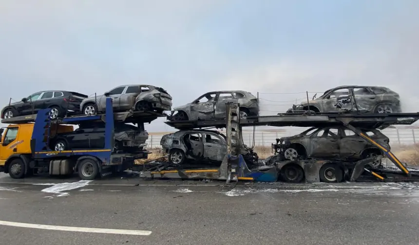 Afyon'da tır dorsesindeki 6 araç çıkan yangında hasar gördü