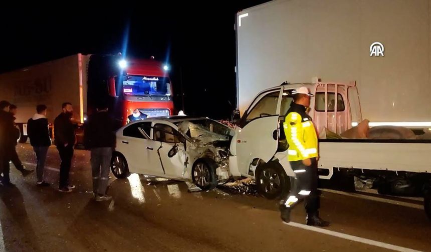 Bursa'da 3 araçlı trafik kazasında 2 kişi yaralandı