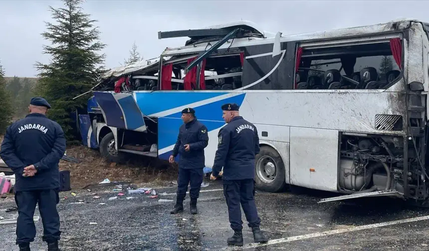 Eskişehir'de yolcu otobüsü devrildi: 1 ölü, 30 yaralı