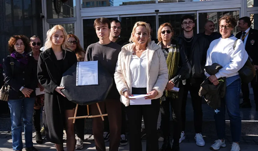 İzmir'de vize mağduru öğrencilerden İtalya Konsolosluğu önünde tepki